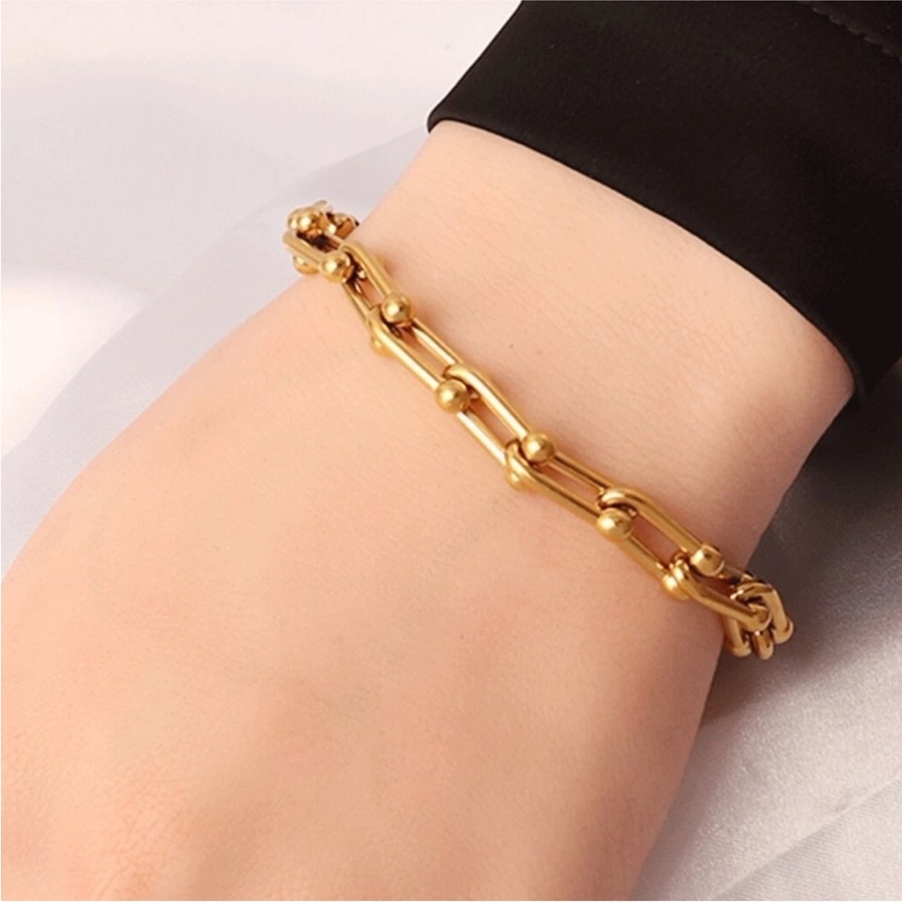 NWOT Stainless steel horseshoe bracelet in gold, 6+ in